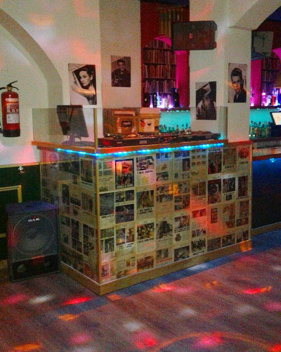 DesvanPub's tweet photo. Entra al Desván a conocernos y a revivir momentos de tu juventud en los 90 #PubDesvan #SemanaSantaCartagena https://t.co/oo3ZyOaqOB