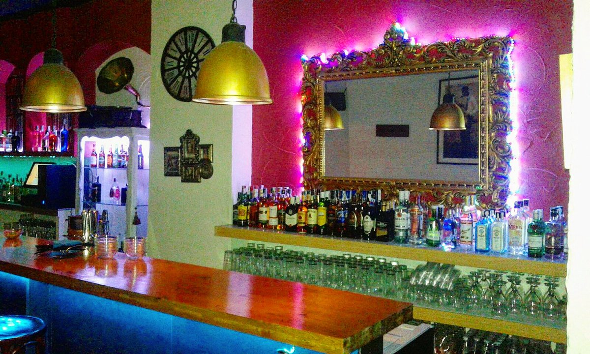 DesvanPub's tweet photo. Entra al Desván a conocernos y a revivir momentos de tu juventud en los 90 #PubDesvan #SemanaSantaCartagena https://t.co/oo3ZyOaqOB