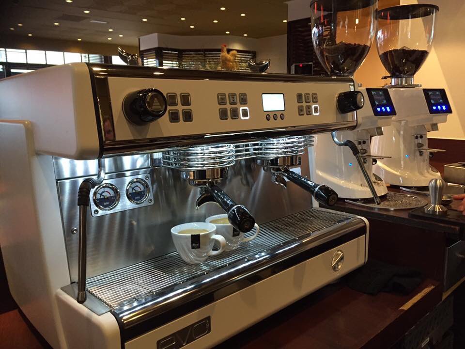 Vanaf vandaag serveren wij verse Arnhemse koffie met deze  #Ferrari onder de koffiemachine #Koffiebranderij #Peeze.
