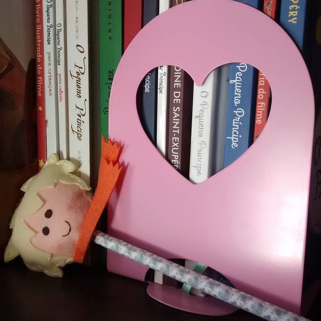 FernandaZzurita's tweet photo. 💙 Um amor! #opequenoprincipe #lepetitprince #livro #book #aparador #multiplecopies #antoinedesaintexupery #libros #… https://t.co/XOKgqGz6FG