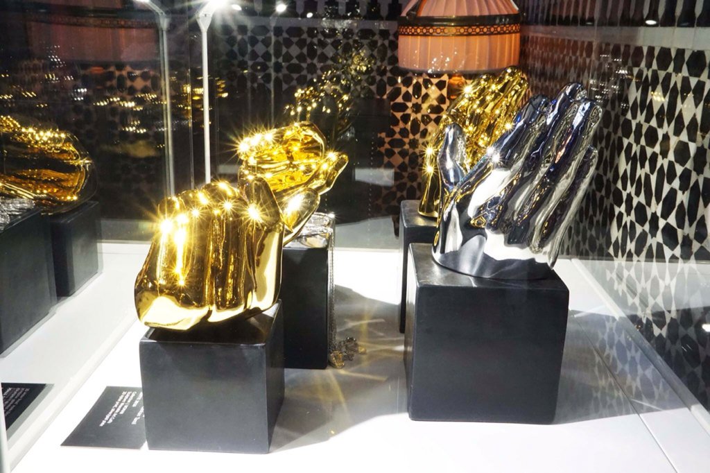 KALIARULAR_EROS's tweet photo. #WOMAN 2016 #KaliArulpragasam #MB6 #MKB6 #Art #WearableArt #Sculptures #Artshow @MKechBiennale at #SELMANMARRAKECH https://t.co/iZZJthCeFq