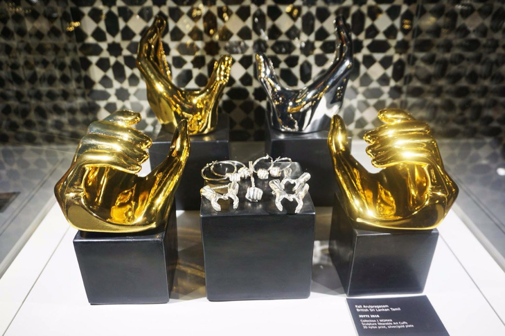 KALIARULAR_EROS's tweet photo. #WOMAN 2016 #KaliArulpragasam #MB6 #MKB6 #Art #WearableArt #Sculptures #Artshow @MKechBiennale at #SELMANMARRAKECH https://t.co/iZZJthCeFq