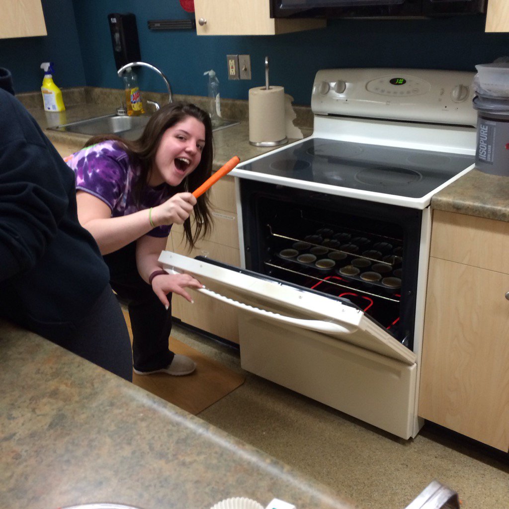 KarenStoops's tweet photo. S/O to my girl @jmclaughlin69 for the awesome carrot cupcakes #cookinggrind https://t.co/gWvU1TkhJe