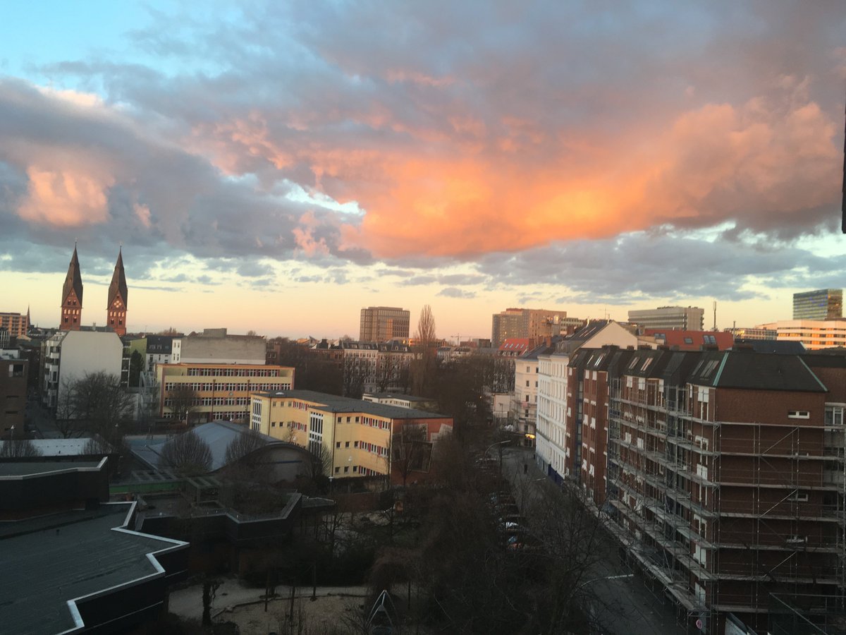 HHStGeorg's tweet photo. Oh wie schön: Feuerhimmel über #stgeorg #hamburg https://t.co/SPtLSC8bJs