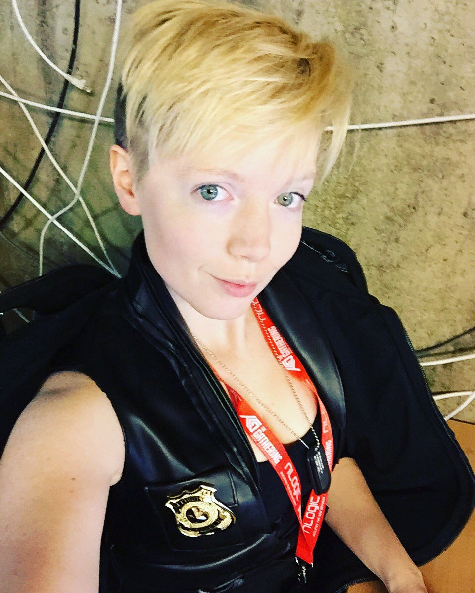 _ToniDarling's tweet photo. Rocking Sonya Blade sans hair in the Cave at @gatheringorg! I'll be in the Cosplay Workshop @ the lighting ceremony! https://t.co/FGjsoL1GZa