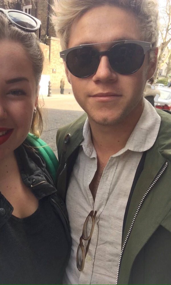 barbiemour's tweet photo. Niall tão lindo de óculos e jaqueta verde não aguento ACORDEM DIRECTIONERS #Directioners #BestFanArmy #iHeartAwards https://t.co/rSswOD2mom