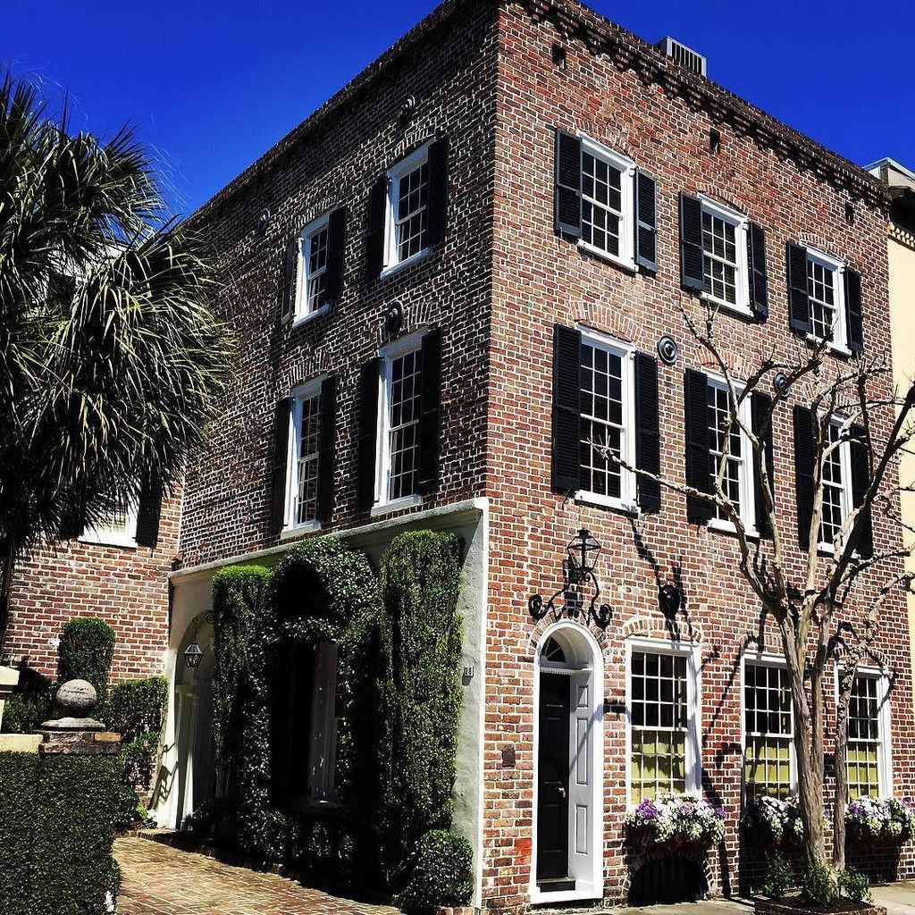 file this under aspirational exteriors 🏡 well done charleston 👌🏼 #exteriors #architecture … ift.tt/1RzFBQ0