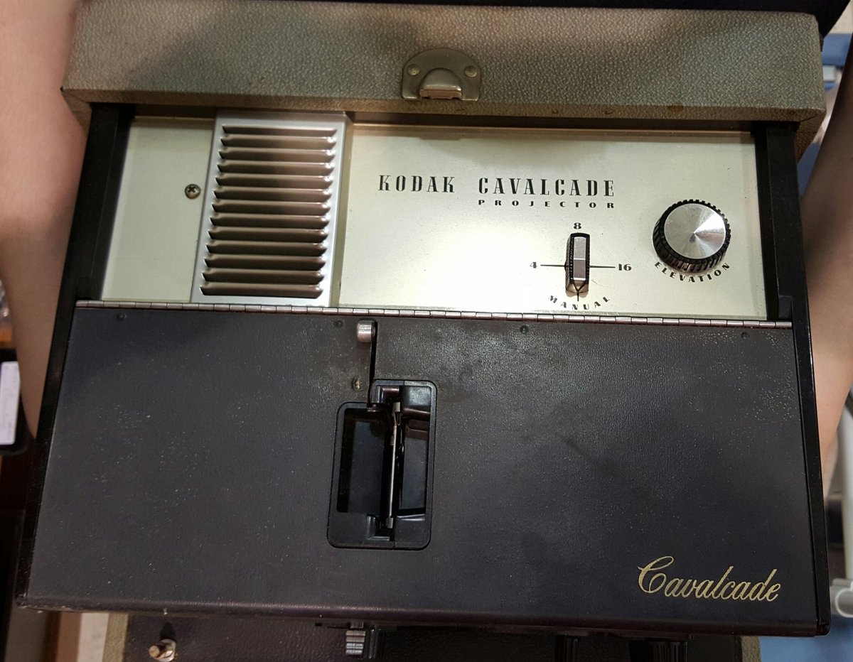 EyewearMan's tweet photo. @slowreadersclub I saw this at a Peddlers Mall &amp; thought of you! #Cavalcade #KodakProjector https://t.co/biUFkyRq3t