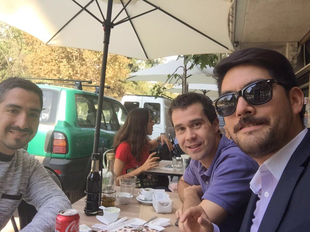 Gran almuerzo en <a href="/cafe_robusta/">Robusta Cafetería</a> con <a href="/andrescortesd/">Andrés Cortés</a> y <a href="/cotorebolledo/">Coto Rebolledo</a>