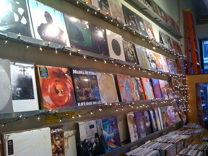 TheVinylFactory's tweet photo. Vinyl sales in 2015 worth more ($416 million) than Spotify Free and YouTube combined. https://t.co/bCp1ATq2o9 https://t.co/RNtXA7dizA
