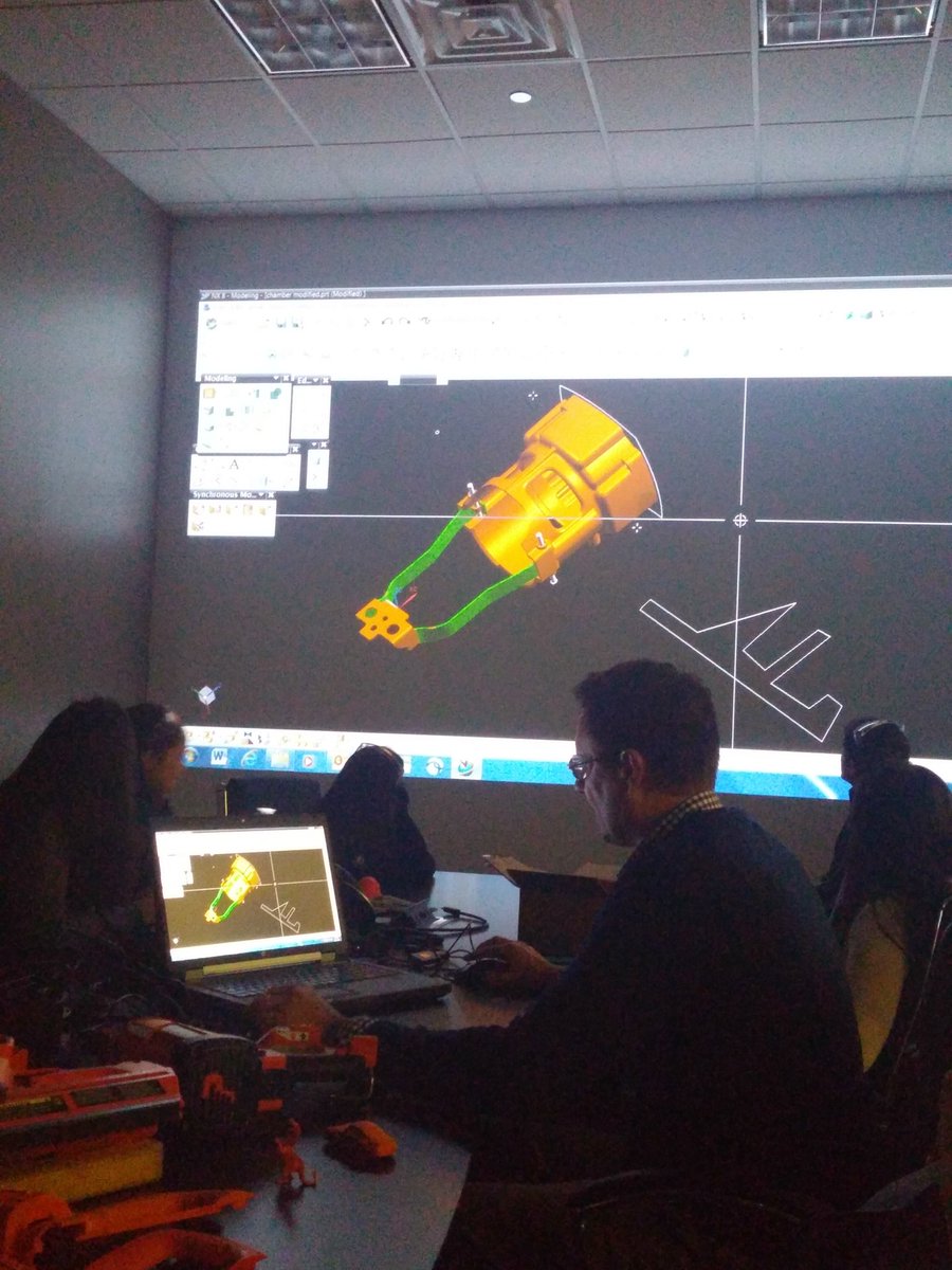 Emma_IStem's tweet photo. Learning about seamans NX software #maker #modeling #stemlc https://t.co/NFMKEeypGD