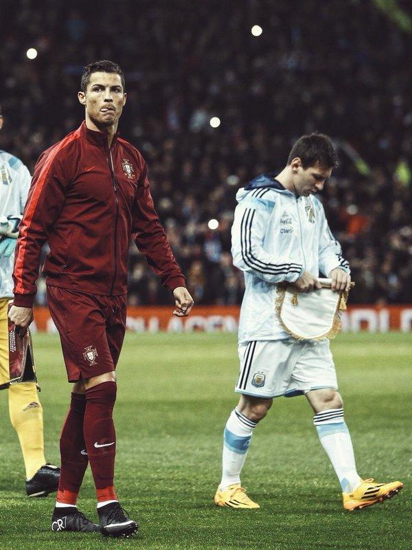 SoyCristianRey's tweet photo. Imagen para enmarcar. A mi entender, los dos mejores futbolistas en la historia. Destrozan cada récord posible. https://t.co/vF5eApm7ms