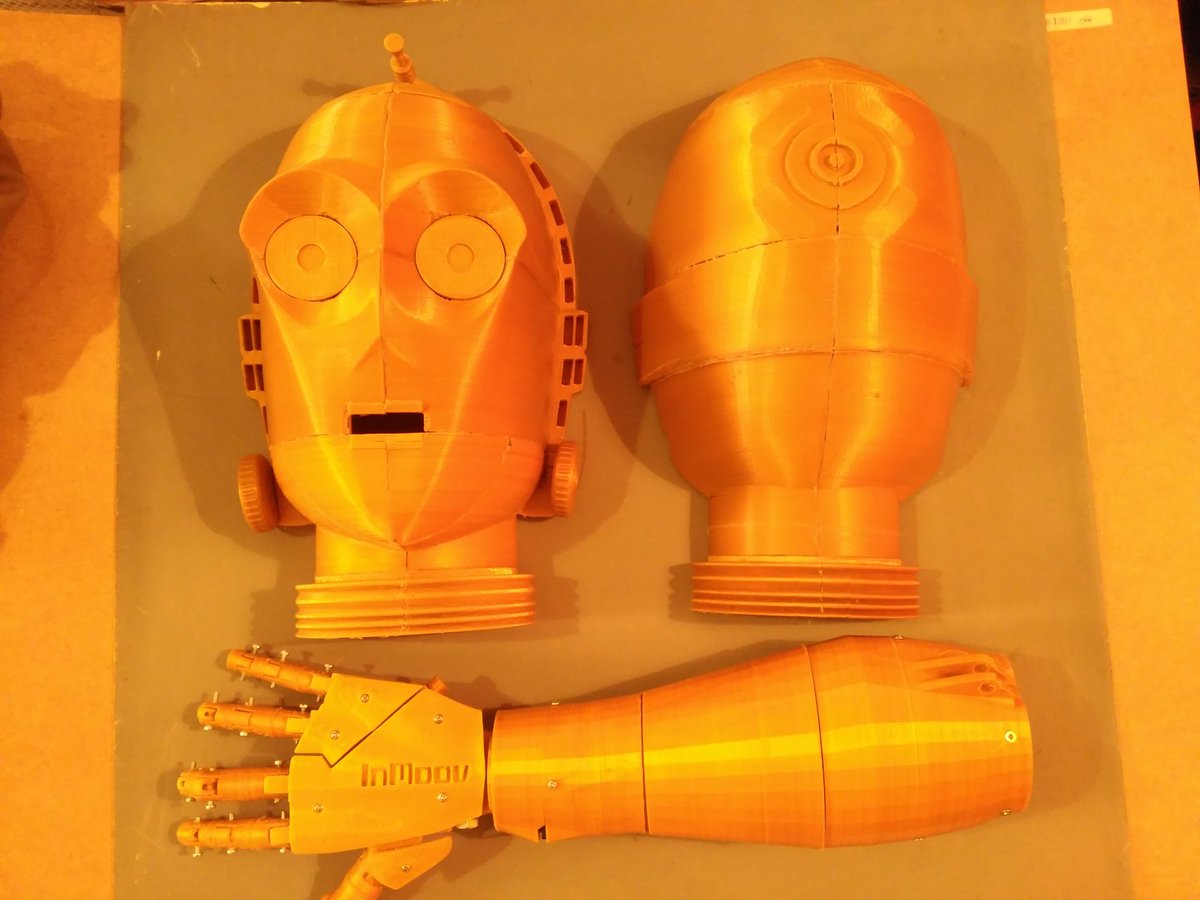 Jordi_R_C's tweet photo. @PonteMaker, @CloneWarsRepRap  Máquinas haciendo máquinas, !que obscenidad! @InMoov versión C3PO. https://t.co/e0Vr16cPLL