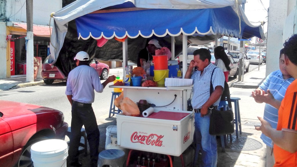 TrascendioCom's tweet photo. Desaloja @OficialCentro a vendedores ambulantes ubicados en Paseo de la Ceiba a las afueras del ISSET. #Tabasco https://t.co/L7aM2aWQtd
