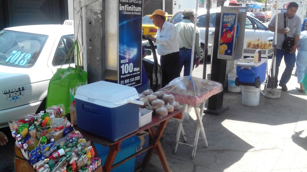 TrascendioCom's tweet photo. Desaloja @OficialCentro a vendedores ambulantes ubicados en Paseo de la Ceiba a las afueras del ISSET. #Tabasco https://t.co/L7aM2aWQtd