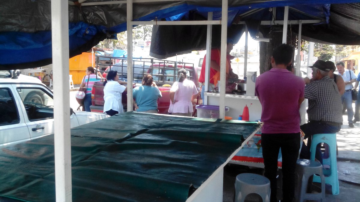 TrascendioCom's tweet photo. Desaloja @OficialCentro a vendedores ambulantes ubicados en Paseo de la Ceiba a las afueras del ISSET. #Tabasco https://t.co/L7aM2aWQtd