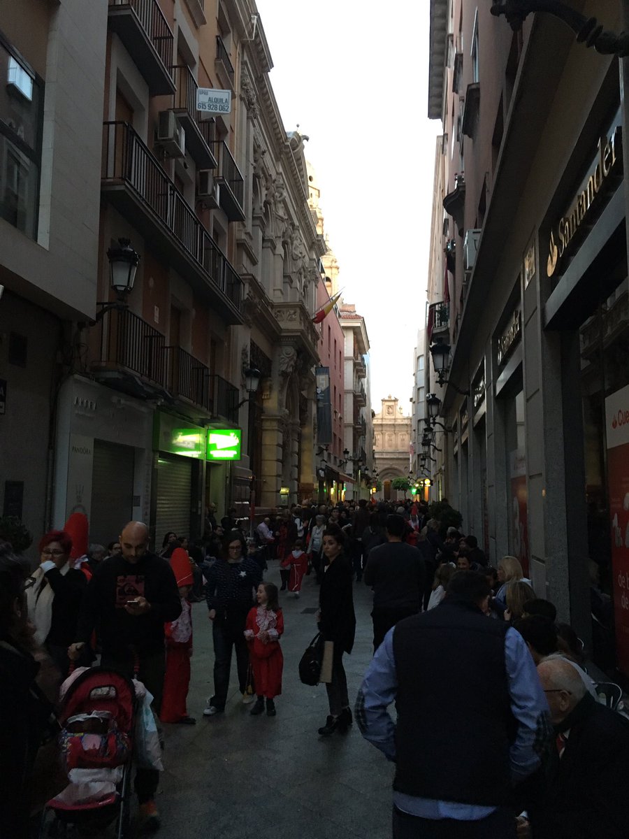 jmlopezgullon's tweet photo. En trapería esperando a los @SoyColorao una procesión con solera y muy querida en murcia, ya suenan los tambores... https://t.co/5FLLadxkND