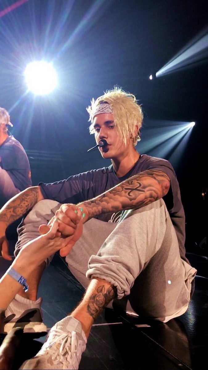 oopskidraxhl's tweet photo. Que Justin te cante mientras te coge de la mano, es goals absoluto.
#WeAreHereForYouJustin https://t.co/jHkoWL1qwN