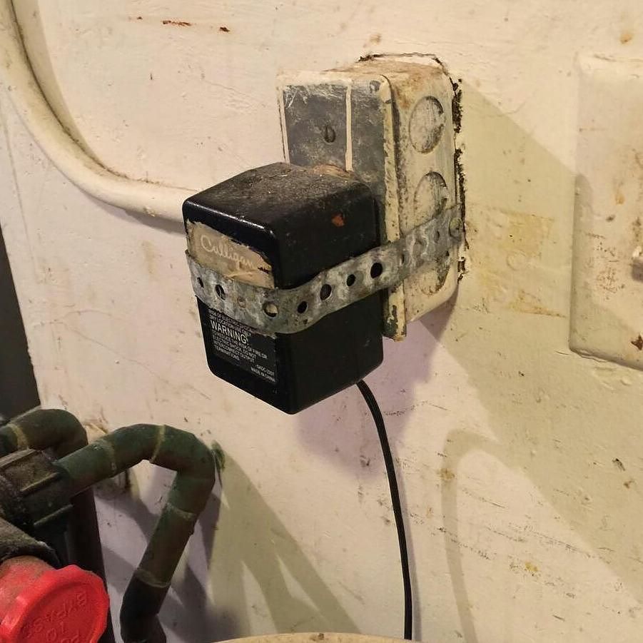 safetyphoto's tweet photo. Sent in by @edwardaldos #crappyelectrical #electricalfails #electricalfuckups… https://t.co/SM0RdRCyOt https://t.co/4MDHakvDUE