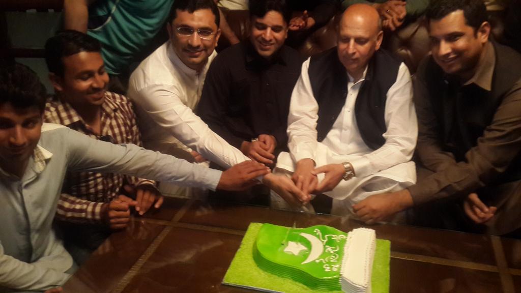 iywubaid's tweet photo. 23rd march youme pakistan celeberations with @ChMSarwar and ijkf .pakistan zinda bad .@TeamSarwar https://t.co/QzvYCjIqwz