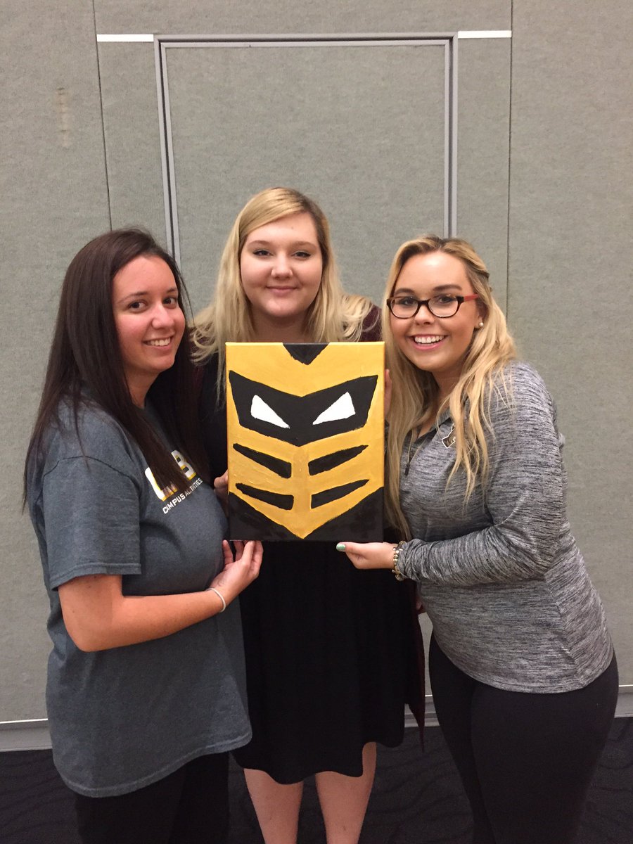CTinajoness8's tweet photo. Paint Knight with the girls💛 #GoKnights @UCF_Knightro @UCFKnights #paintknight https://t.co/QMhYLgJrfy