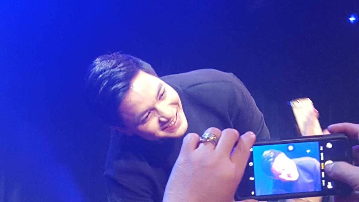 HoMarilou's tweet photo. Cute #BAEinTheCityCanDay2 #EBHolyWednesday Kainis lang kamay ni ate hehehe https://t.co/tQtfTArwOJ