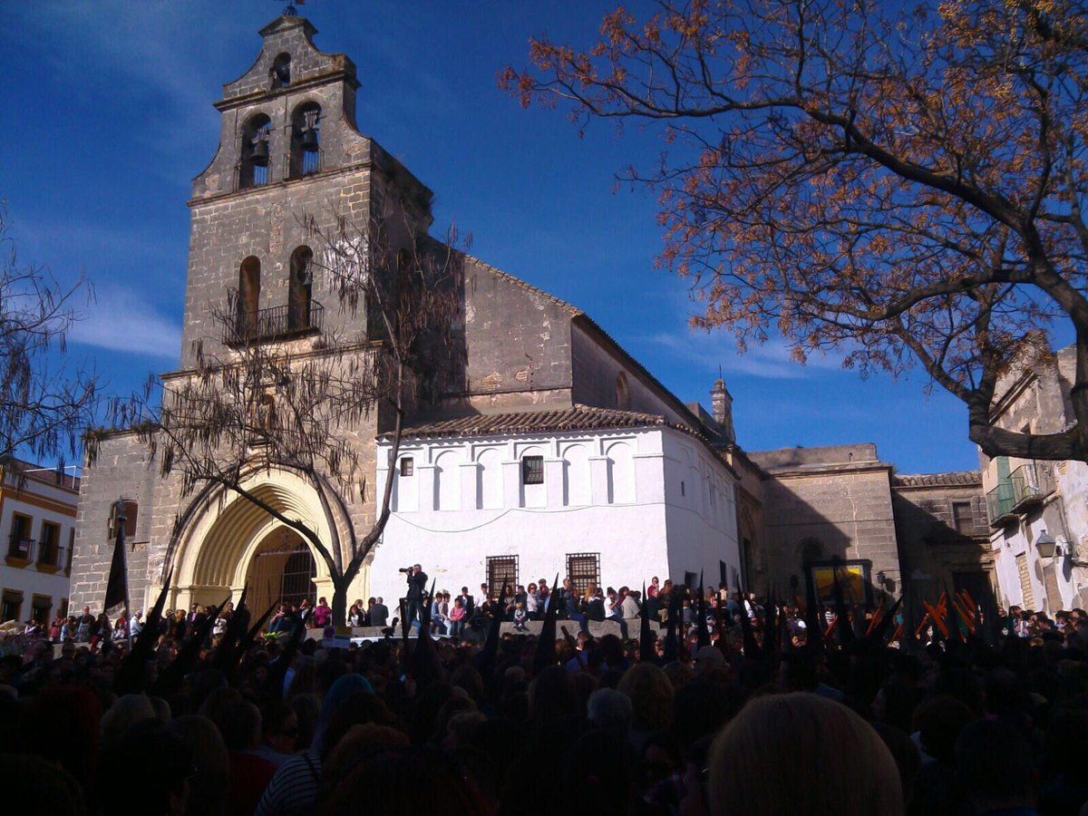 Un espectacular cielo, testigo de la salida del Cristo de las Tres Caídas de su templo. <a href="/OndaJerezRTV/">Onda Jerez RTV</a>