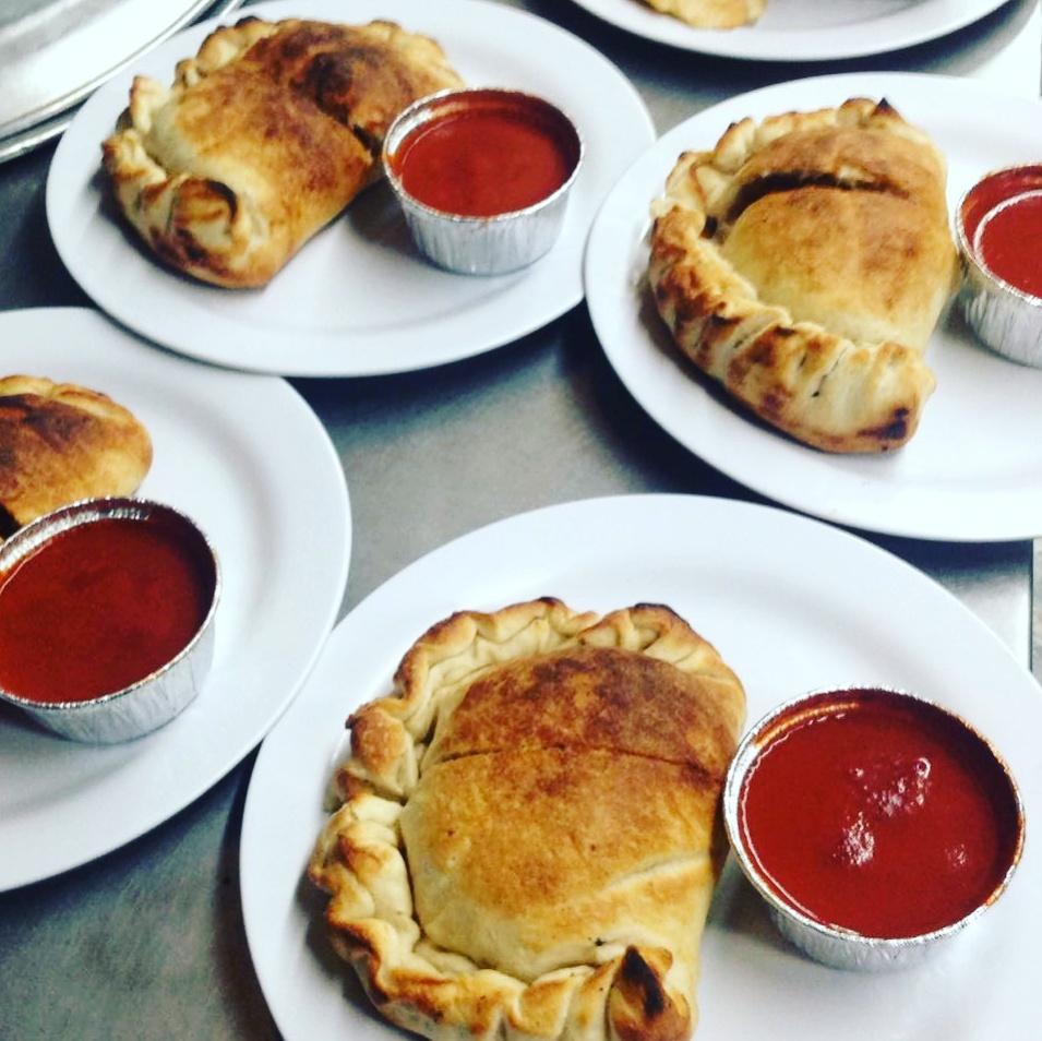 OterosPizza's tweet photo. ¡Ven y almuerza con nosotros!
#CombosEconomicos 😋 a ¢2750 colones;aplica para llevar y servicio express  2221-5858 https://t.co/03mhVfCy7q