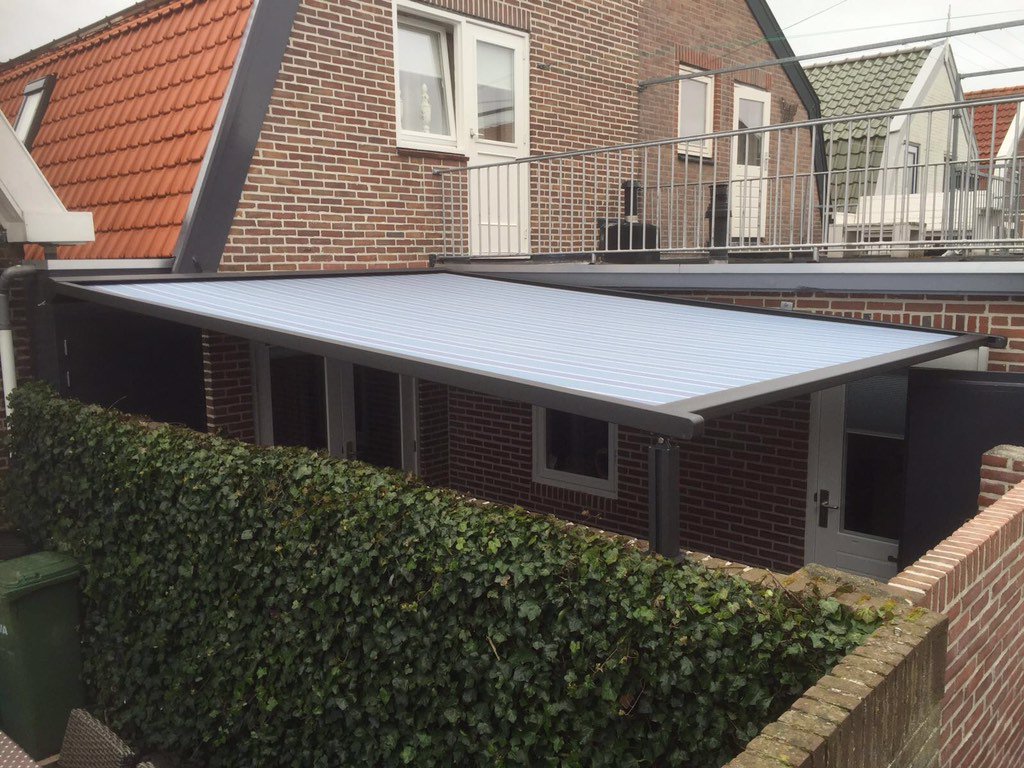 Vandaag afgeleverd op #urk , pergolazonwering , top #zonwering met veel schaduw .