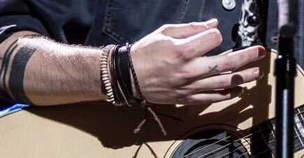 perfectshands's tweet photo. Michael Clifford part two https://t.co/EDpNjiKOYY