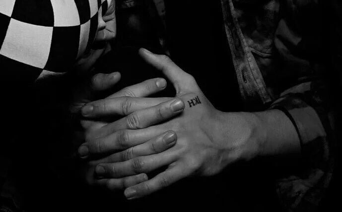 perfectshands's tweet photo. Calum Hood part 3 https://t.co/JgVejNspxt