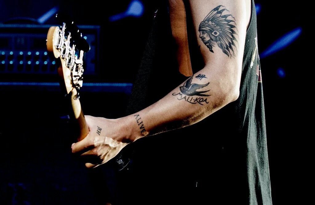 perfectshands's tweet photo. Calum Hood part 3 https://t.co/JgVejNspxt