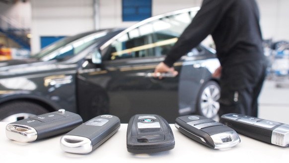 bastillenet's tweet photo. Keyless car owners beware! #RadioAttack Lets #Hackers Steal 24 Different Car Models: https://t.co/MMrjyhUbrE @WIRED https://t.co/kLGPLhDmN8