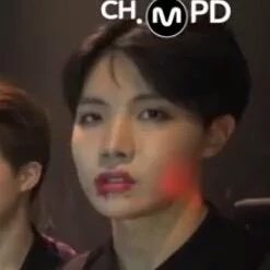 unaesthetickpop's tweet photo. Doing your makeup with Hoseok https://t.co/3jkie2wVeY