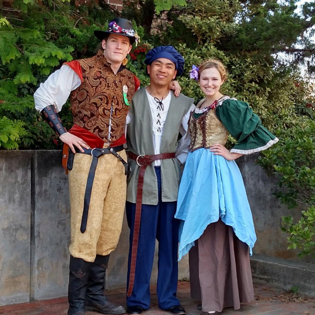 nghia_win's tweet photo. @UNCG_APO both my littles worked at the ren faire ๐น๐ฏโ๐ก๐ป decked ourselves out for decade day! #APORushWeek ๐ถ๐ท https://t.co/NEcXA0NK55