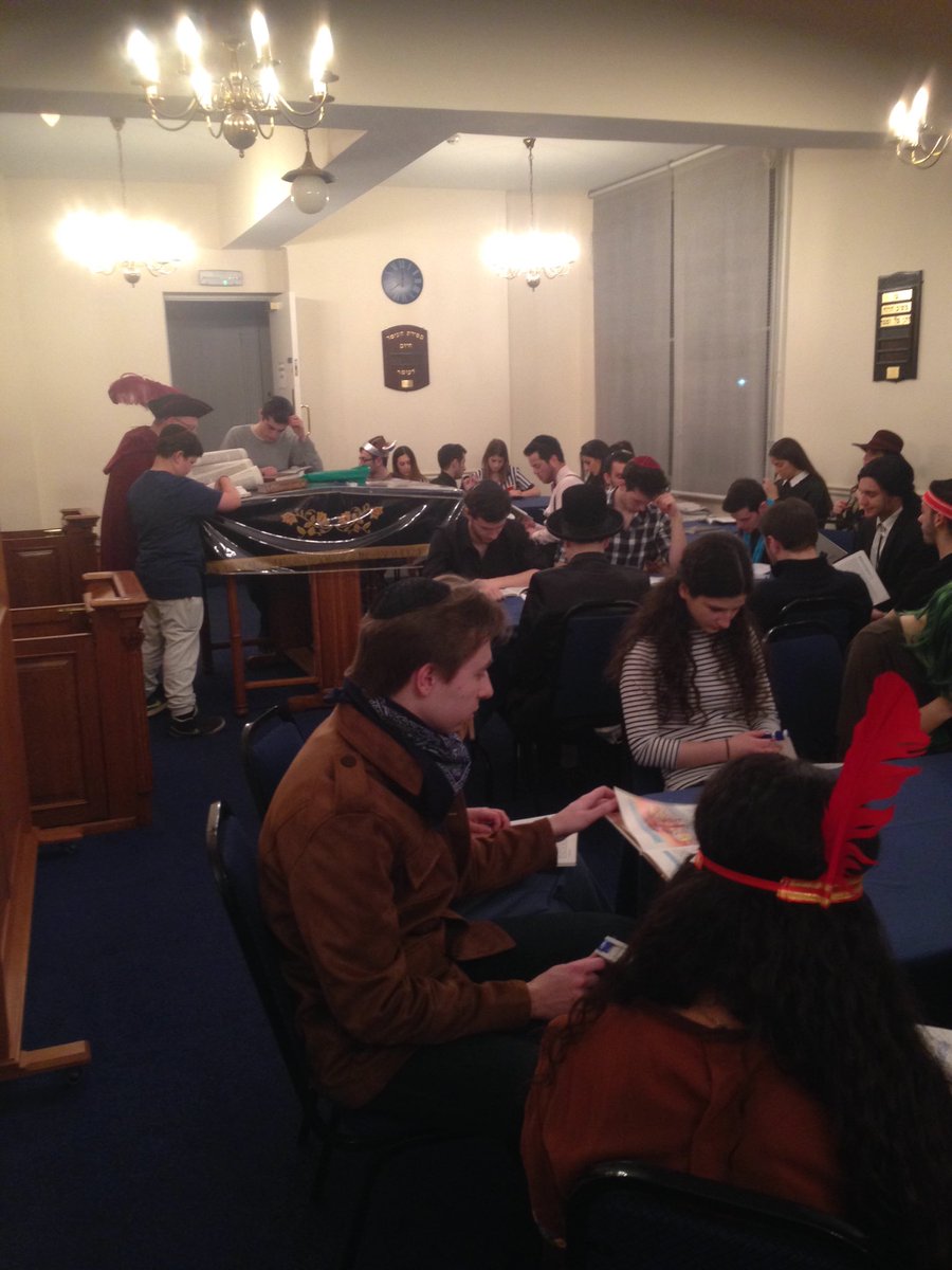 Lee_UJS's tweet image. #Purim with the #London #Jsoc ✡❤️