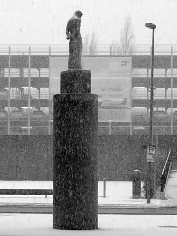 RevivendoTupac's tweet photo. Estátua de Pac na Alemanha... O mais foda de tudo é saber que a Alemanha já foi um país nazista haha https://t.co/pauNGSZaIg