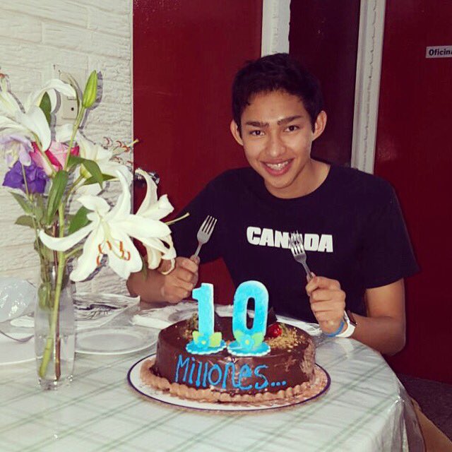 Fernanfloo's tweet image. AQUI MIS PADRES ME COMPRARON UN PASTEL POR LOS 10 MILLONES 😊😊🍴🍴😋