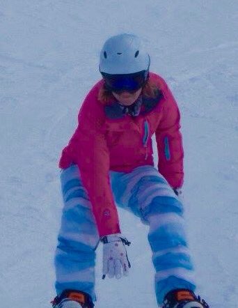 tallylorna's tweet photo. A more active moment before smacking my knee on the ice.. #snowboard #boardgrab #letsgets https://t.co/lOojyOvd47