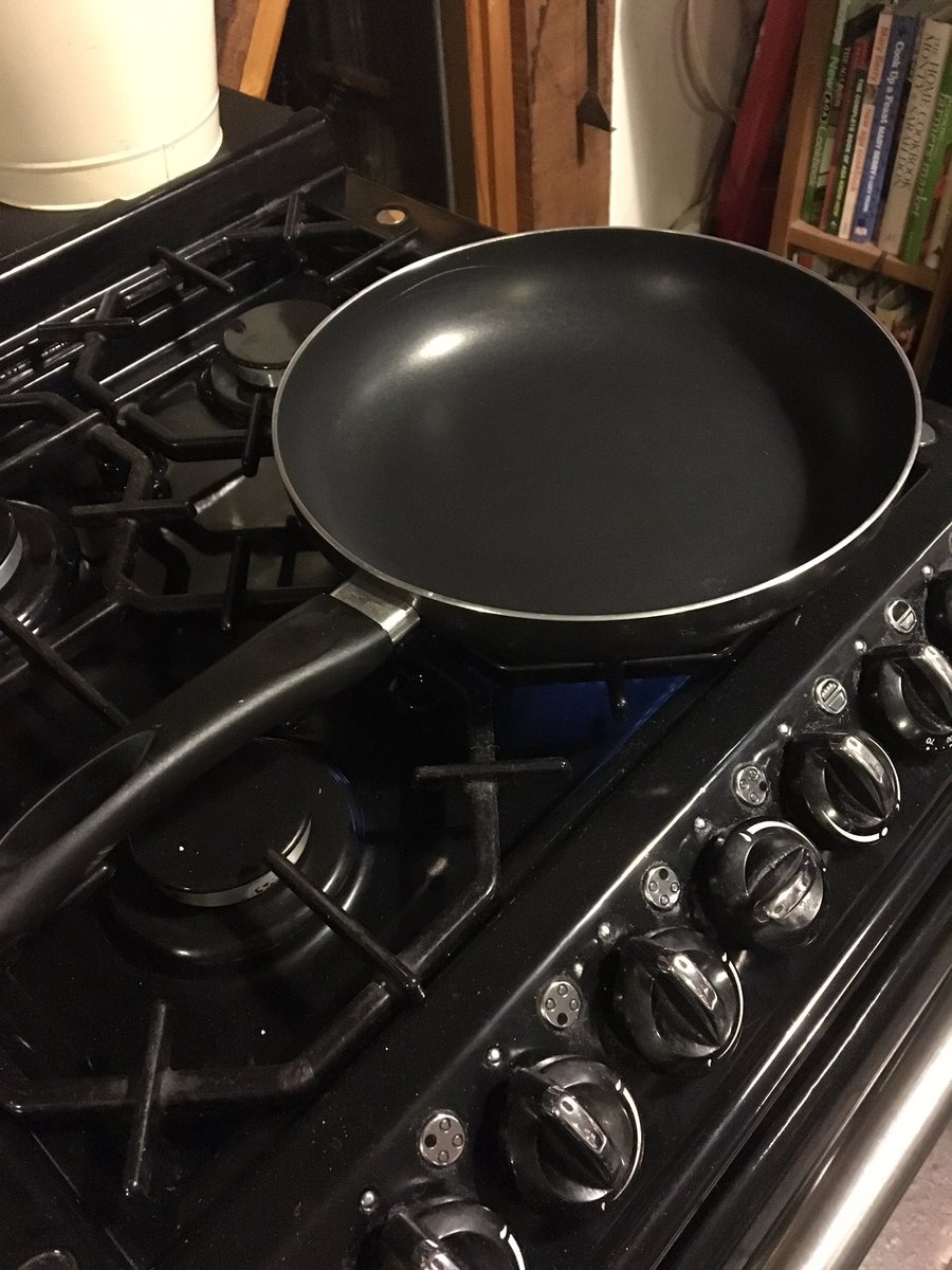 bakerays's tweet photo. Warming up the pan - it's #crepe night here at chez bakeray! ๐ณ #bakeray https://t.co/0lUGaDFwSA