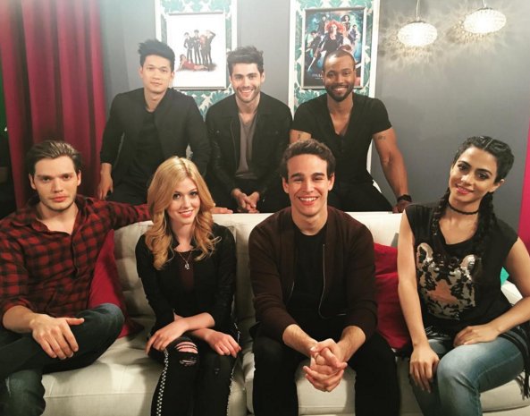 ShadowhuntersBR's tweet photo. Mais uma foto de ontem desse elenco lindo <3

(Foto por @isaiahmustafa) https://t.co/B7Mud0OtyE
