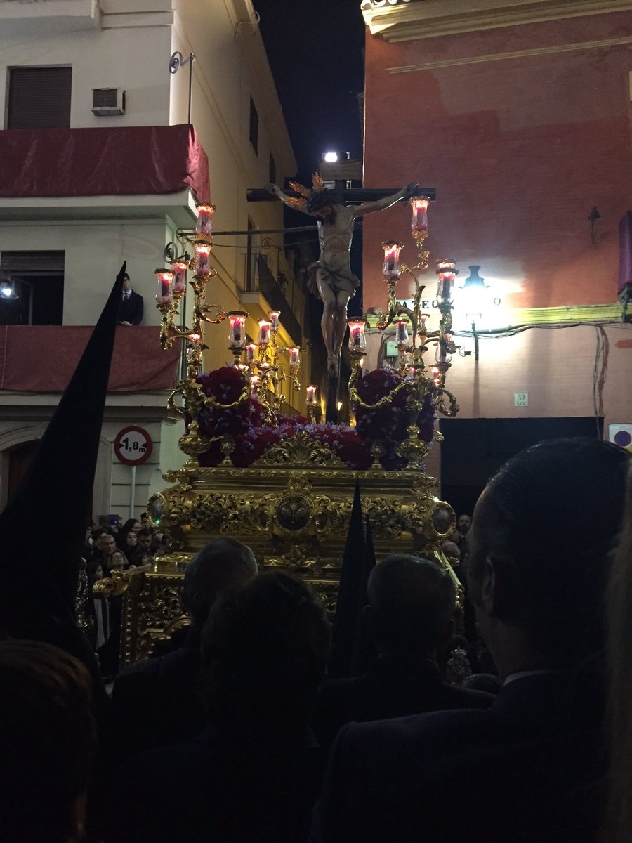 hdaddesantacruz's tweet photo. El Santísimo Cristo de la Salud de la @hdadsbernardo al pasar por la Parroquia de Santa Cruz. https://t.co/mEpht6I3EZ