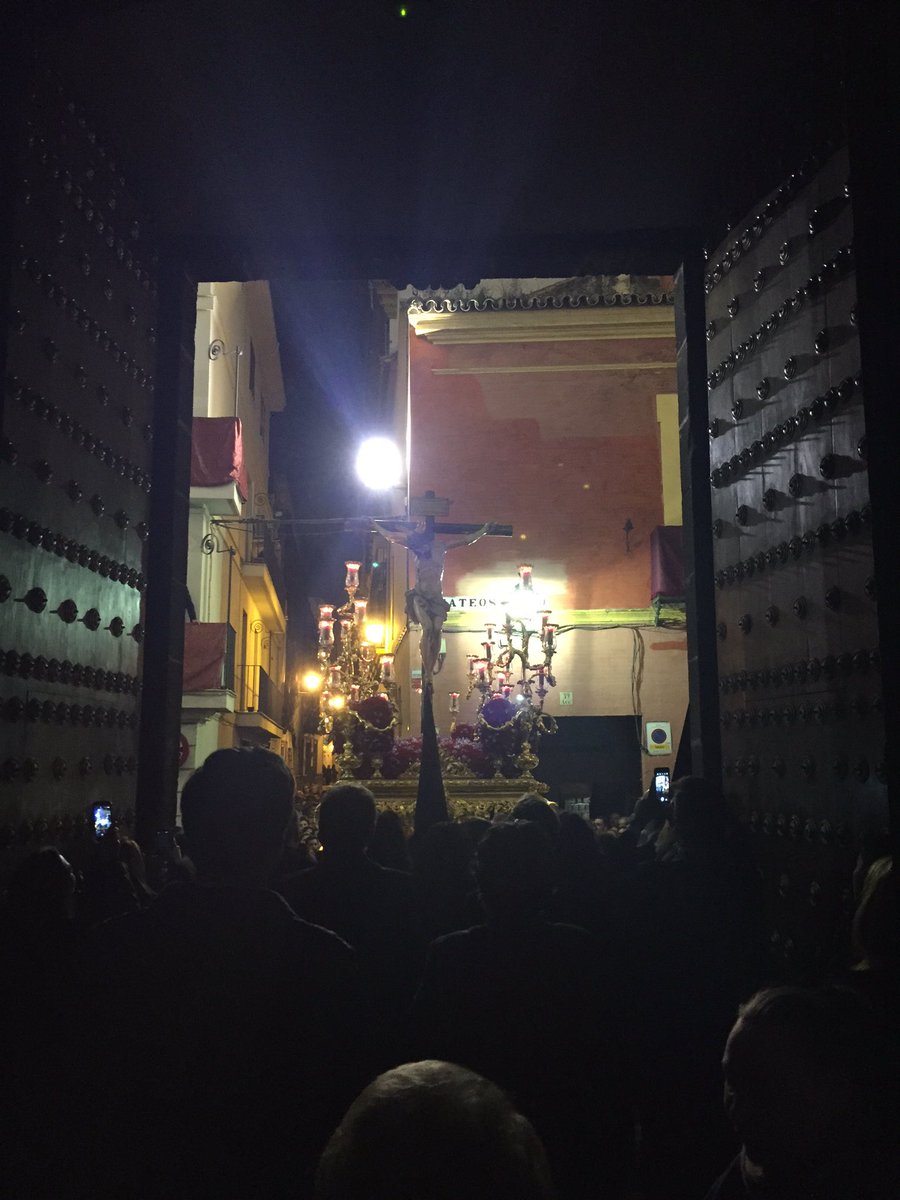 hdaddesantacruz's tweet photo. El Santísimo Cristo de la Salud de la @hdadsbernardo al pasar por la Parroquia de Santa Cruz. https://t.co/mEpht6I3EZ