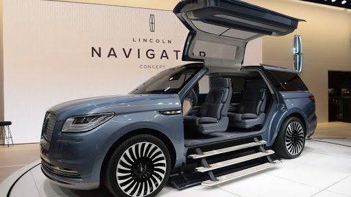 duffimat's tweet photo. Gull wing doors on a #LincolnNavigator - https://t.co/bifBbetmym! I love the #innovation #Ford https://t.co/pTCSQkE3os