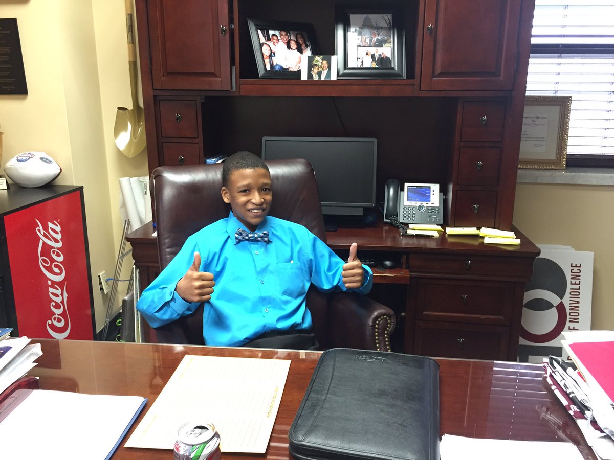 JayRoberson_10's tweet photo. @BhamCitySchools Rico took over the District 7 office! #100DaysofNonviolence #MBK #MyBrothersKeeper https://t.co/7nWkVynn8l