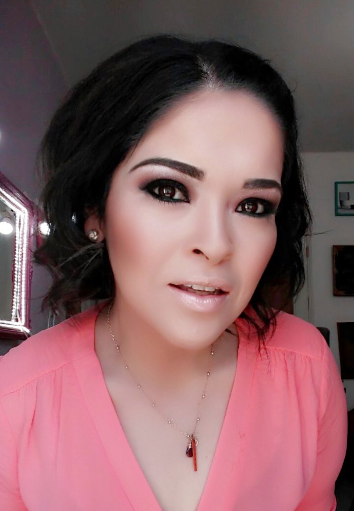 KarlaSoria's tweet image. makeup, trigueña, smokey plum, smokey purple, nude lips, medium hair wavy  #lolablush #torreon #kisl @Lolablushme