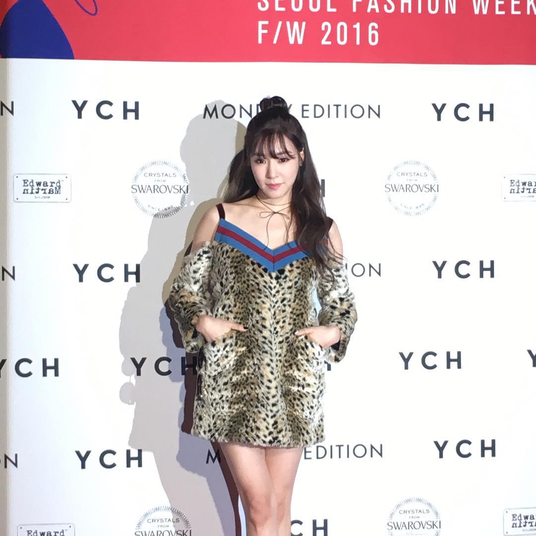 [PIC][24-03-2016]Tiffany tham dự Show diễn của thương hiệu "YCH" trong khuôn khổ "HERA SEOUL FASHION WEEK S/S 2016" vào sáng nay CeR0oGiUsAA6VDw