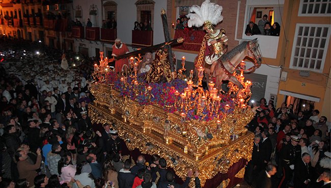 Esperanz_Triana's tweet photo. En 24 horas Triana habrá puesto rumbo a la conquista de Sevilla con su Cristo Caído y su Esperanza,solo toca soñar.. https://t.co/q0by3SCg15