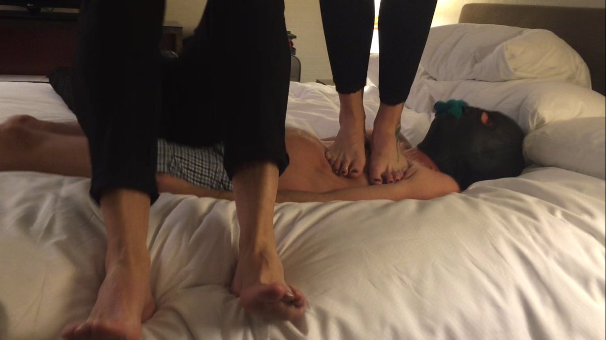 Amazon_Vixxxen's tweet photo. Sweat soaked socks stuffed in his mouth and 400 pounds of Amazon crushing his puny body. π£#SlaveDreams #DommeReality https://t.co/XxPqkEUZYi