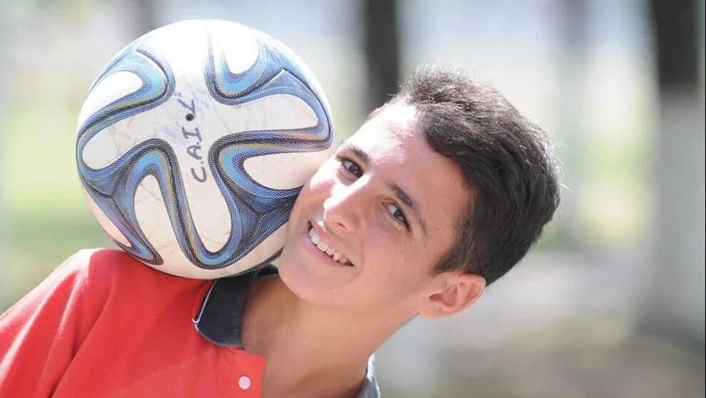 Chels Cream チェルシーやpsgなどが興味を示し マドリーに至ってはクラブへ招待し獲得が決定的と見られていた インデペィエンテに所属するメッシ2世こと アルゼンチン人mf ルーカス パタネッリ 16 の優先交渉権をバルセロナが5億円で獲得 マルカ